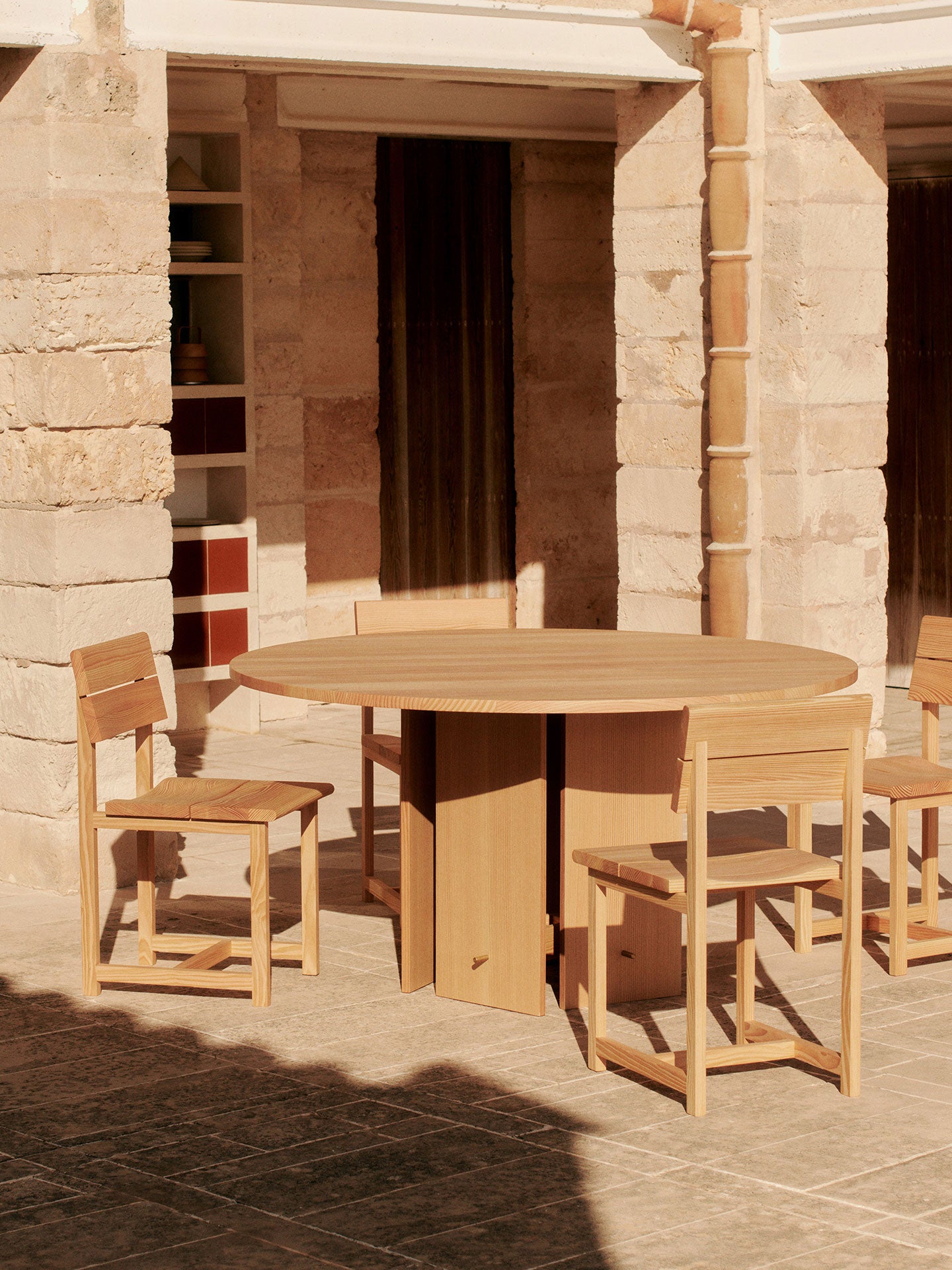 Aukko Dining Table