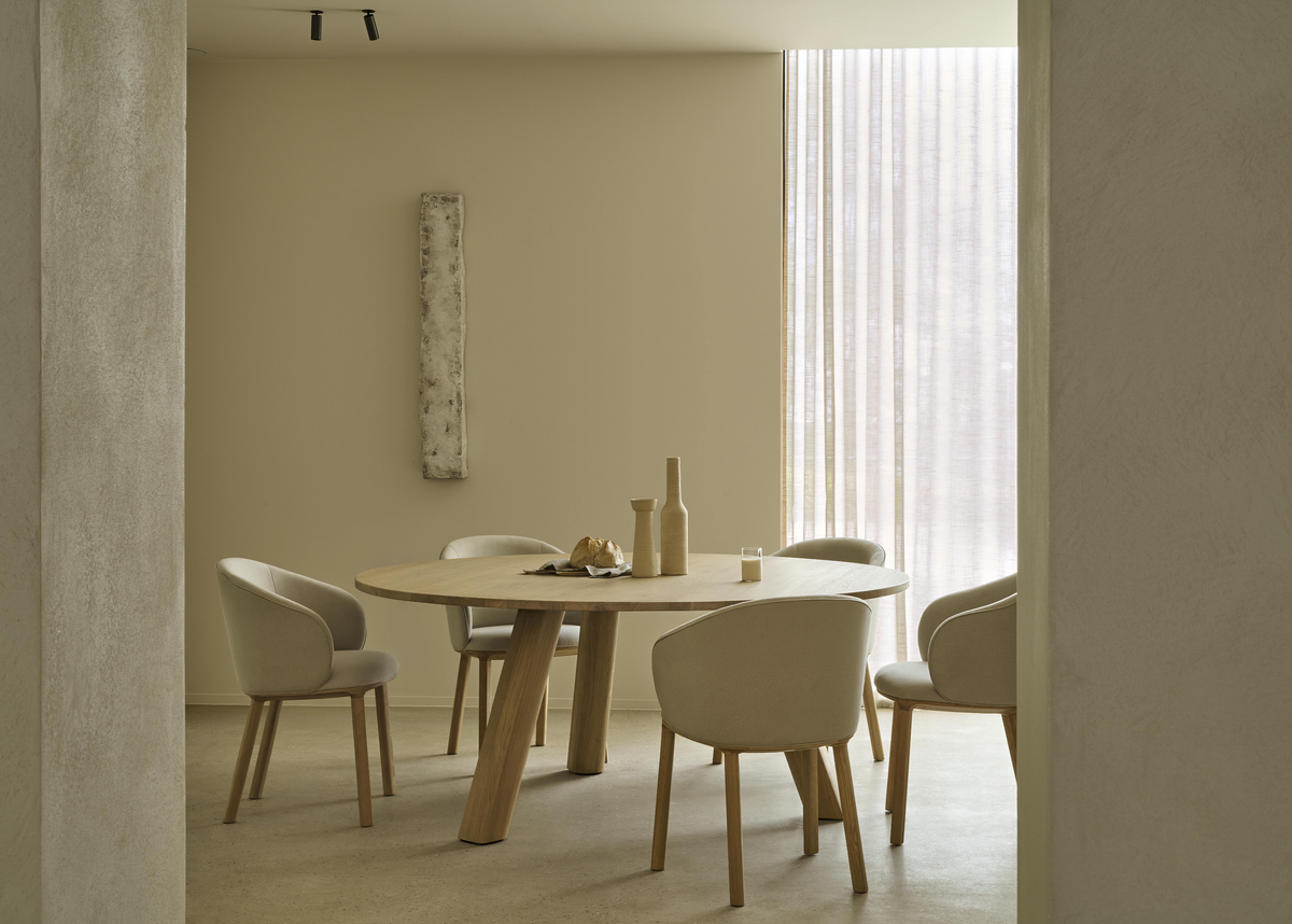 Unda Dining Table